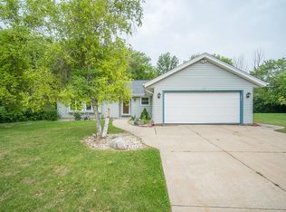 555 E Bridlewood Ln, Oak Creek, WI 53154
