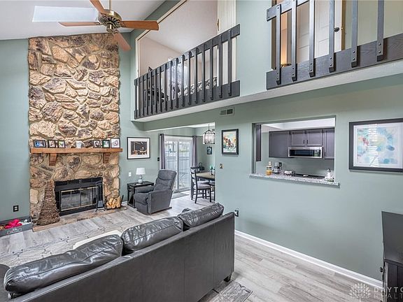 2nd image of 2090 Foxknoll Dr