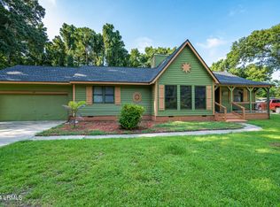 20 Chesterfield Lake Dr, Beaufort, SC 29906