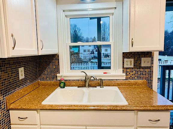 Clean kitchen, plenty of storage