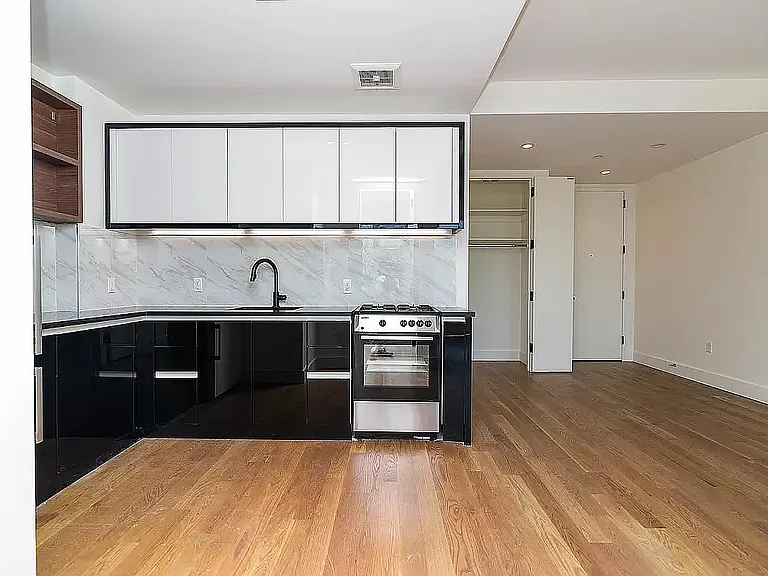 581 Ocean Pkwy #5F — Photo 1