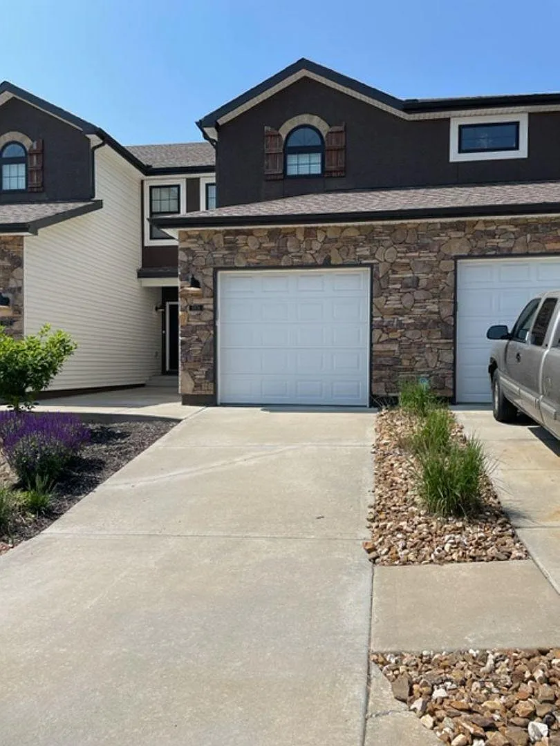2 bed, 2.5 bath, 1750 sqft, $2,100 — Photo 2