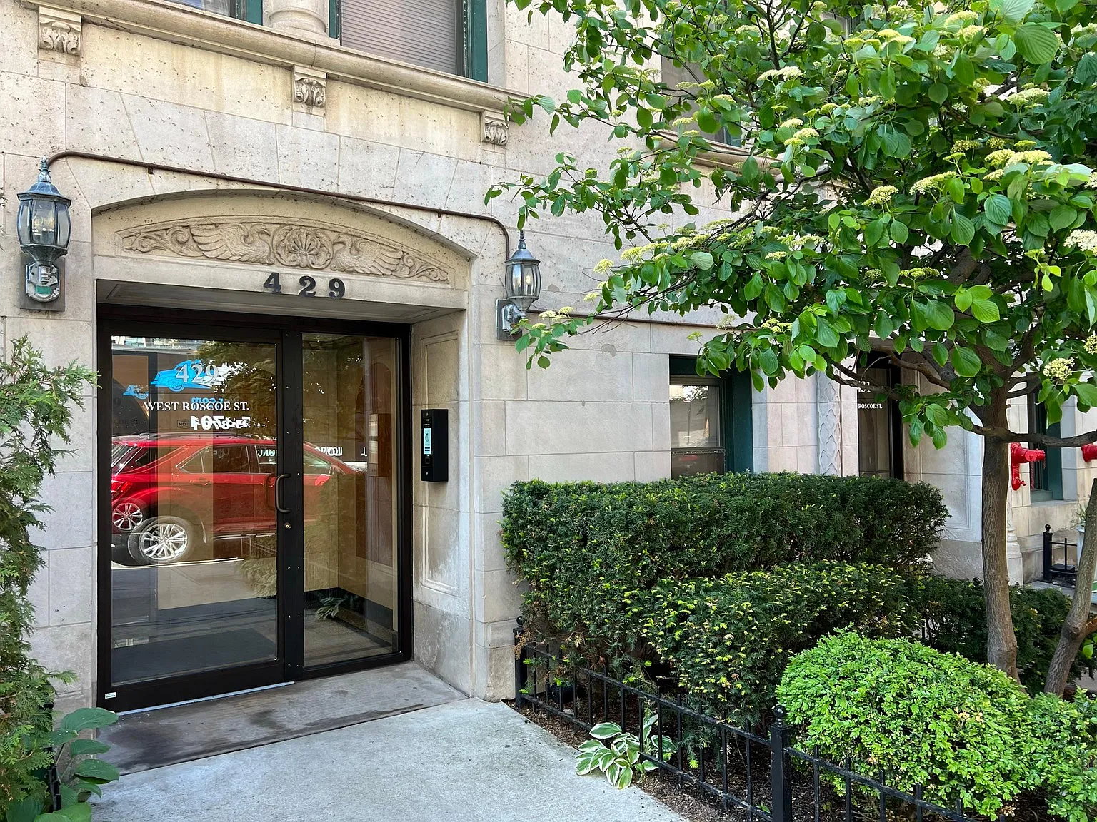 431 West Roscoe Street — Photo 2
