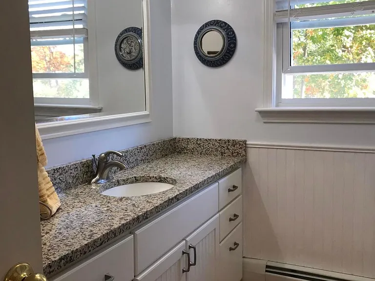 402 W Elm St — Photo 25