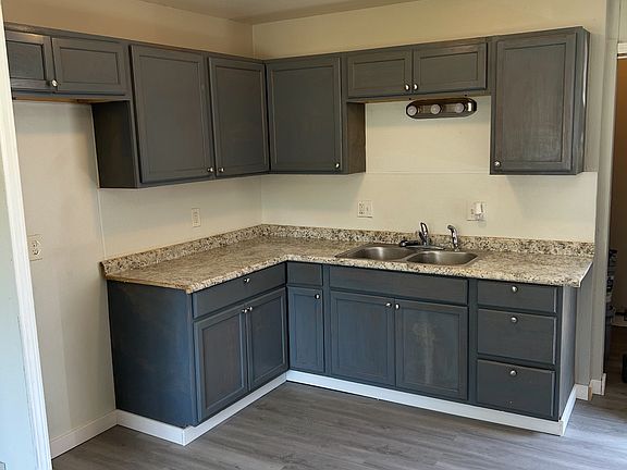 4th image of 2033 Randall St