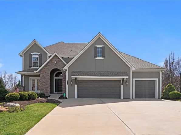 9205 W 158th St, Overland Park, KS 66221