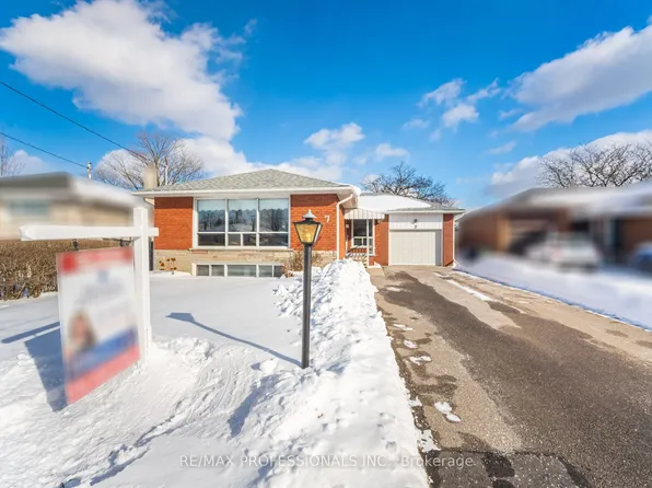 7 Pettit Dr, Toronto, ON M9R 2W6