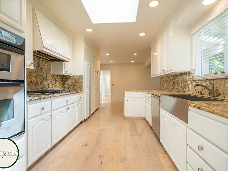 1492 Walbrook Dr — Photo 8