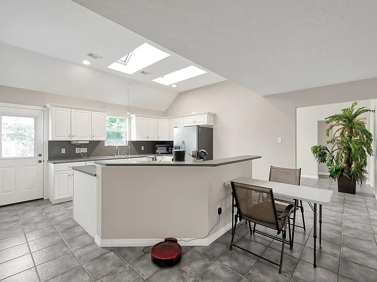 12102 Mustang Ave — Photo 10