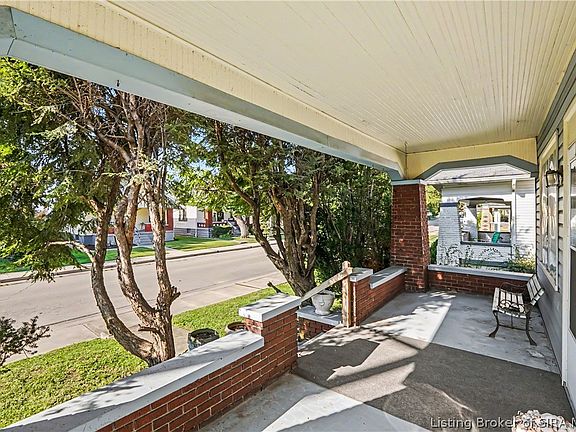 3rd image of 202 Olive Avenue