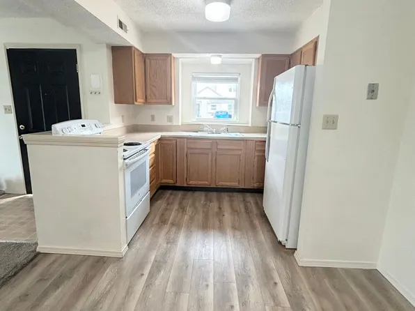 Coventry 1710, 1710 E 24th Ave APT 4, Hutchinson, KS 67502