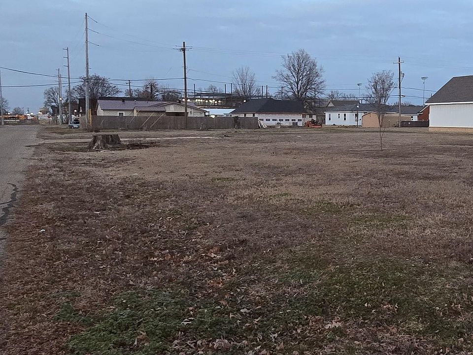 2nd image of 802 Poplar Ave E
