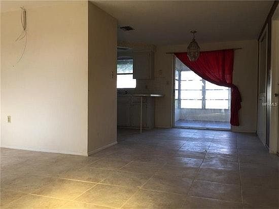 4th image of 1050 Croydon Ln