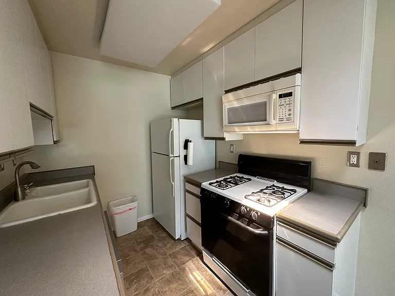 1741 Granville Ave #206 — Photo 15