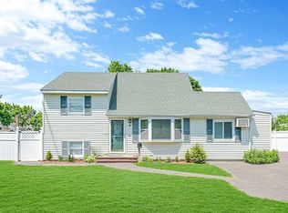 4 Robinhood Dr, East Islip, NY 11730