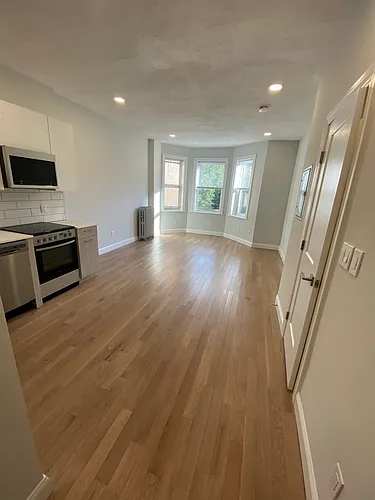 104 Queensberry St Photo 1