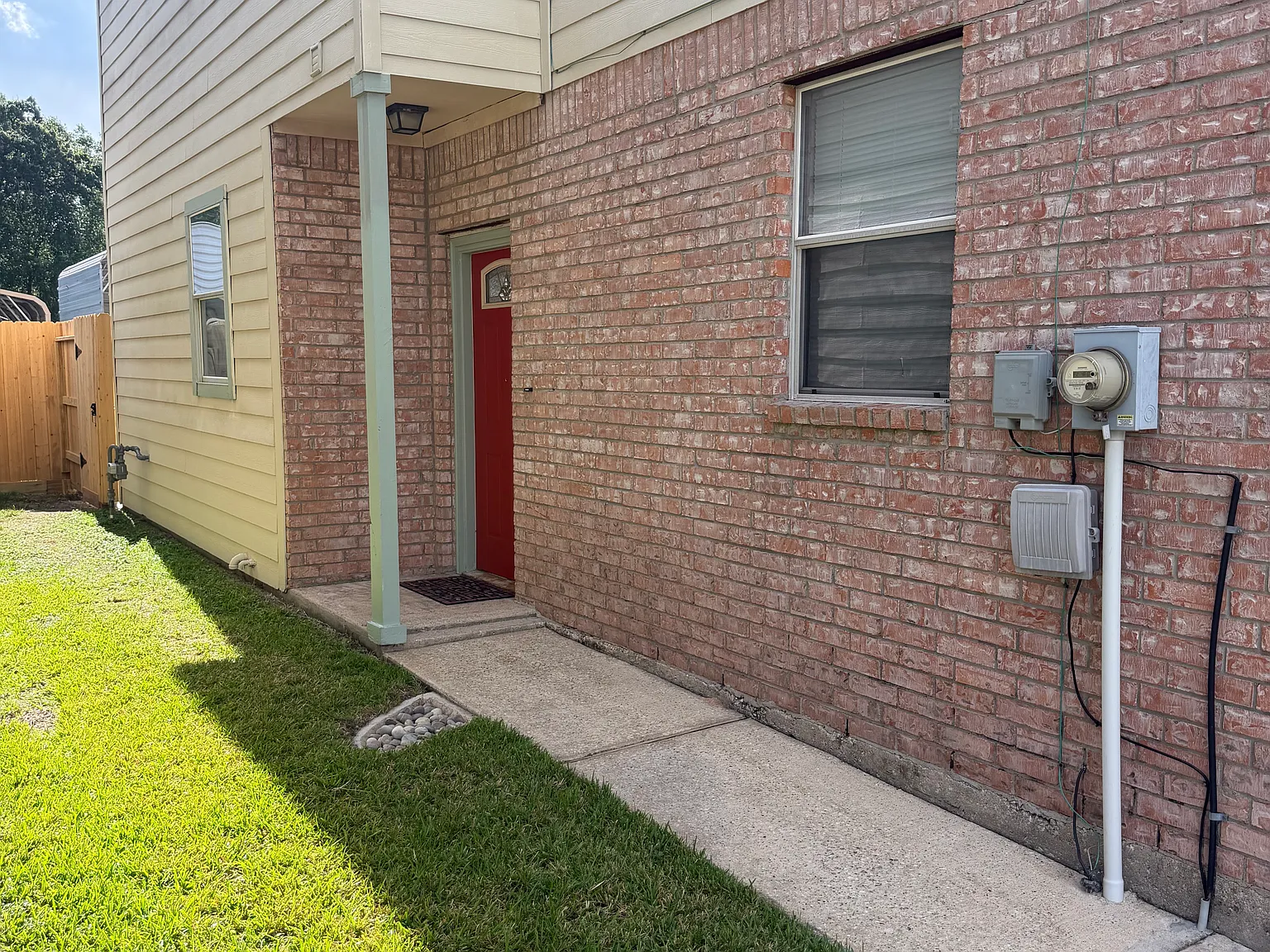 3 bed, 2.5 bath, 1265 sqft, $1,575 — Photo 2
