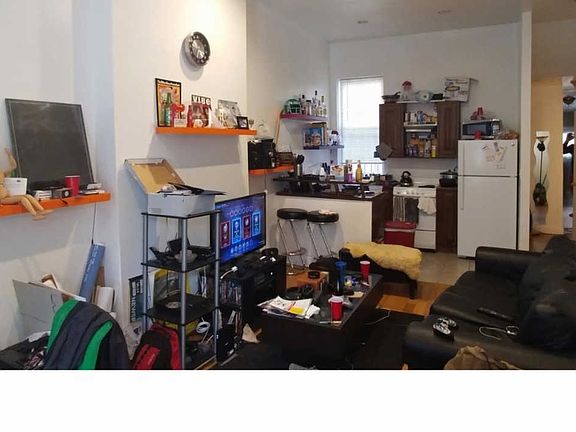 2nd image of 1813 W Oxford St