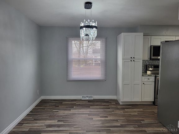 4th image of 1881 Edgewater Dr