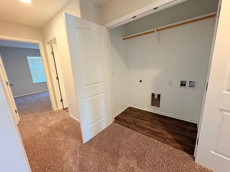 209 E Plum St — Photo 5