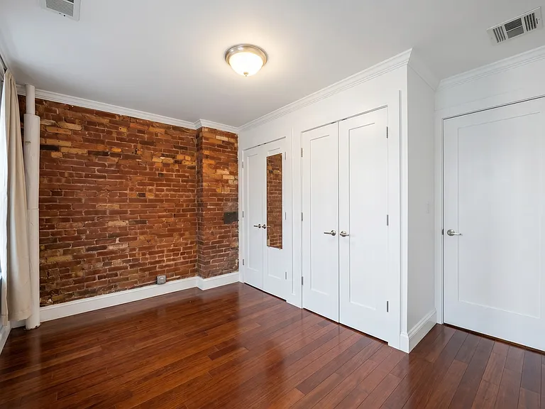 118 E 4th St #9 — Photo 4