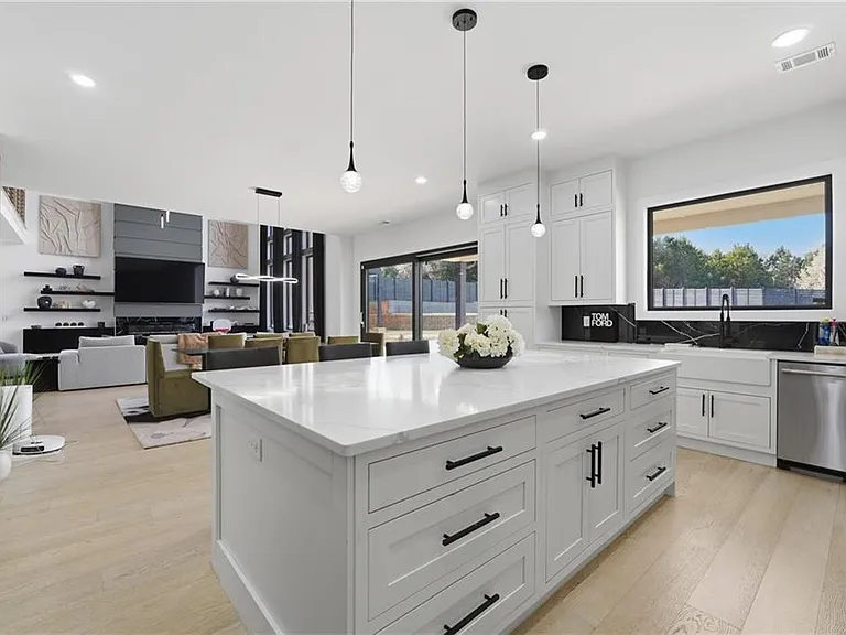 556 Versailles Dr — Photo 12