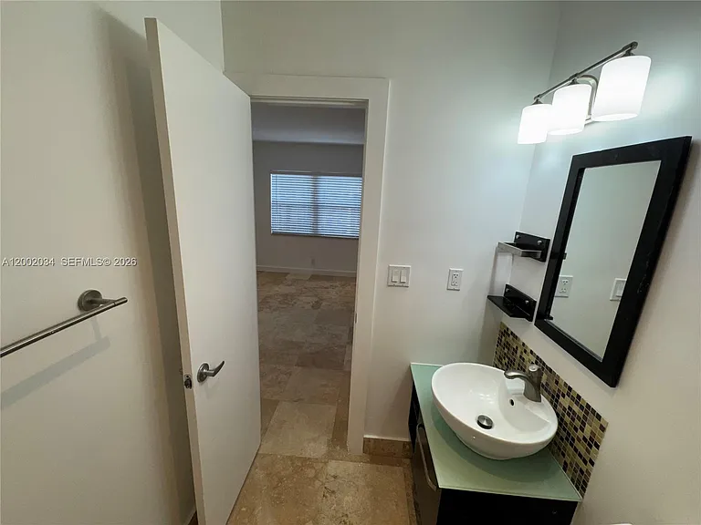 2724 NE 15th St #4 — Photo 12