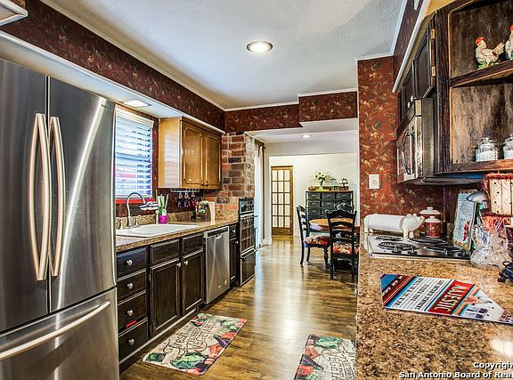 5th image of 146 Sprucewood Ln