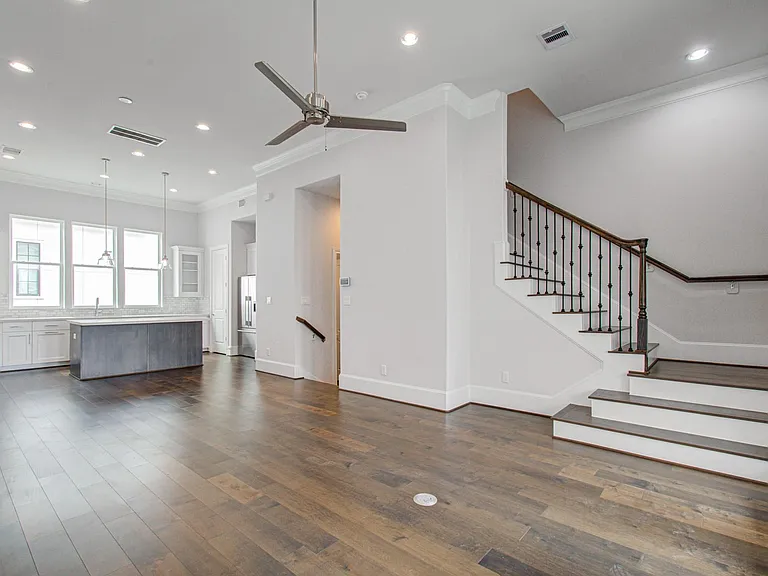 9532 London Bridge Sta — Photo 22