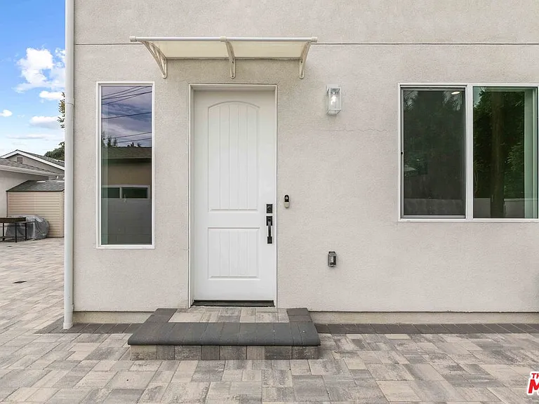 6932 Babcock Ave — Photo 2