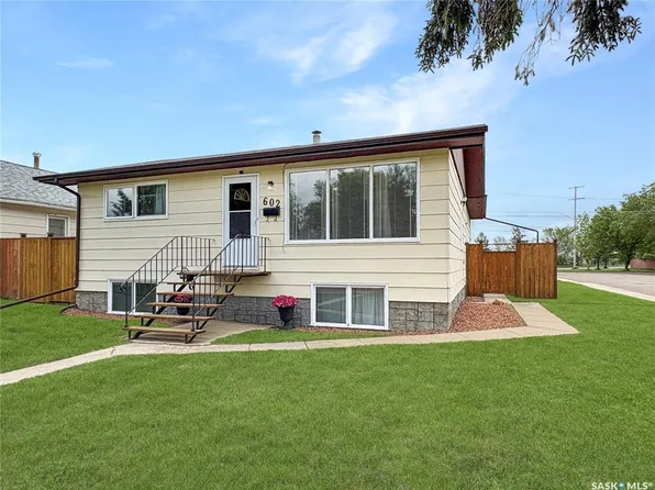 602 104th STREET, North Battleford, SK S9A 1M8