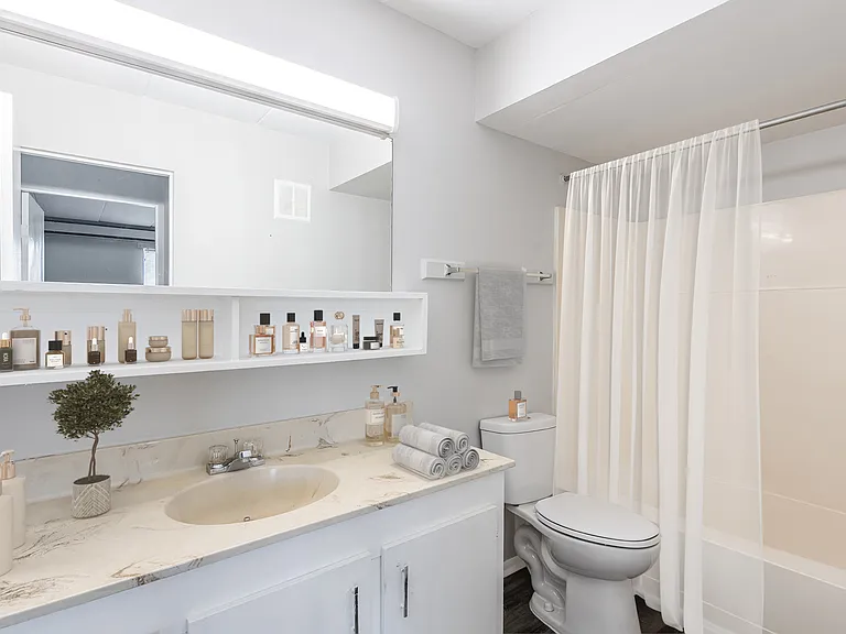 Alphada Place Apartments — Photo 7
