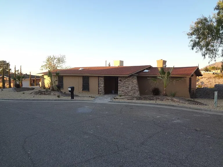 320 Barbaree Dr — Photo 2