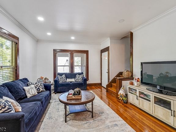 5th image of 8 Oak Grove Rd Unit 2