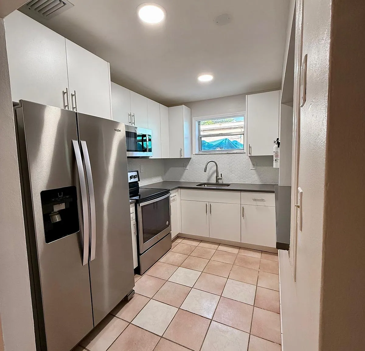3 bed, 1909 sqft, $3,400 — Photo 4