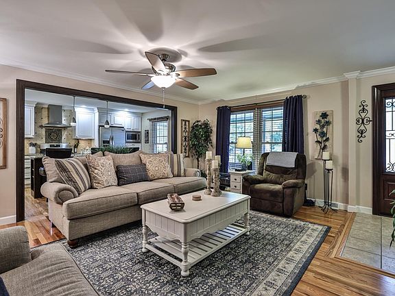 3rd image of 10704 Silverbrook Dr
