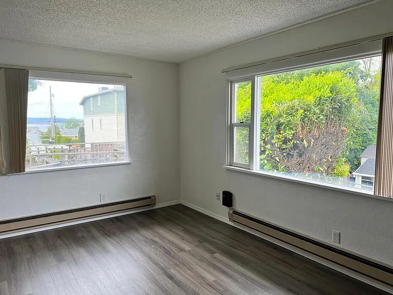 4948 La Hal Da Ave NE — Photo 2