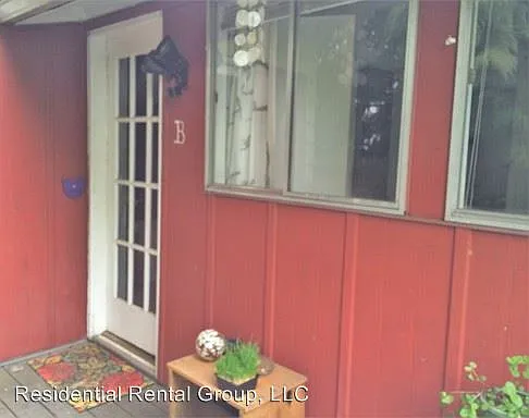555 NE Jackson St APT A photo 1