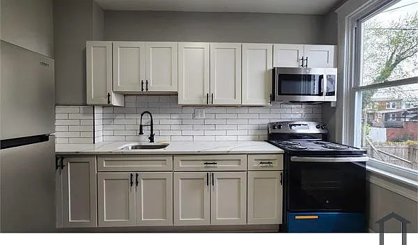3 bed, 1300 sqft, $1,995 — Photo 2