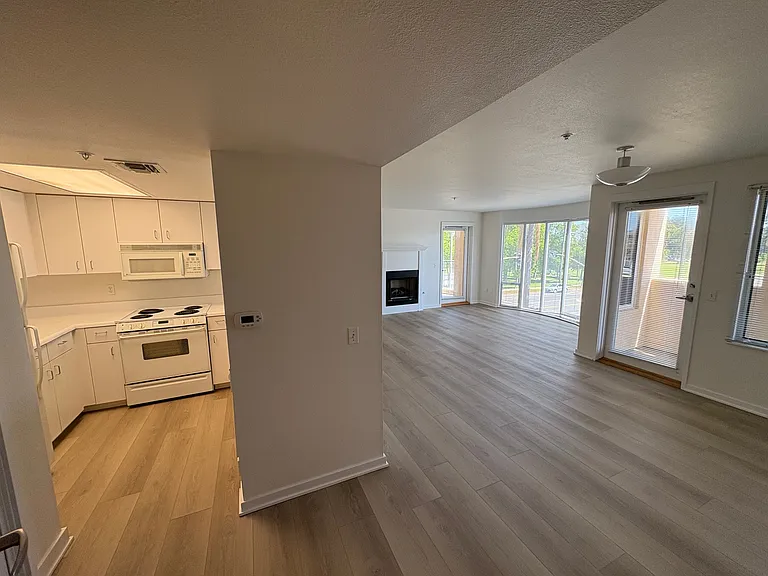 3004 6th Ave #7 — Photo 2