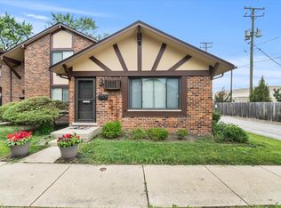 1S124 Winthrop Ln, Villa Park, IL 60181