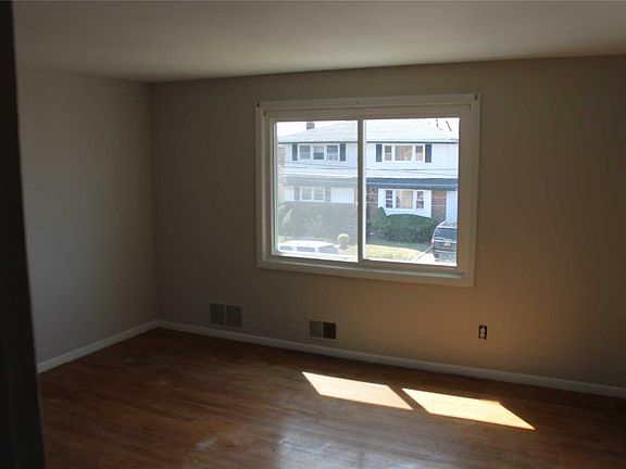 3rd image of 1638 Woodstock St