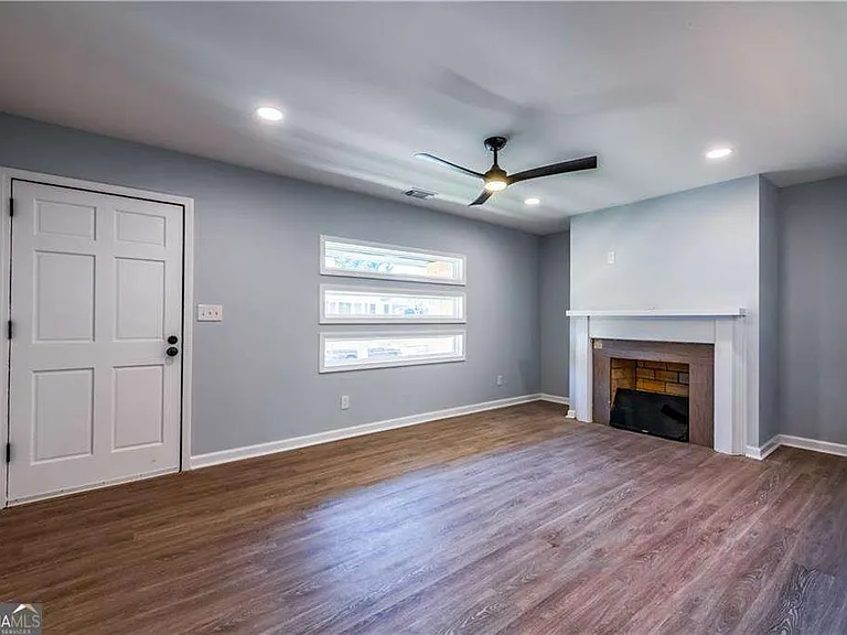 228 W Simon Ter NW — Photo 8