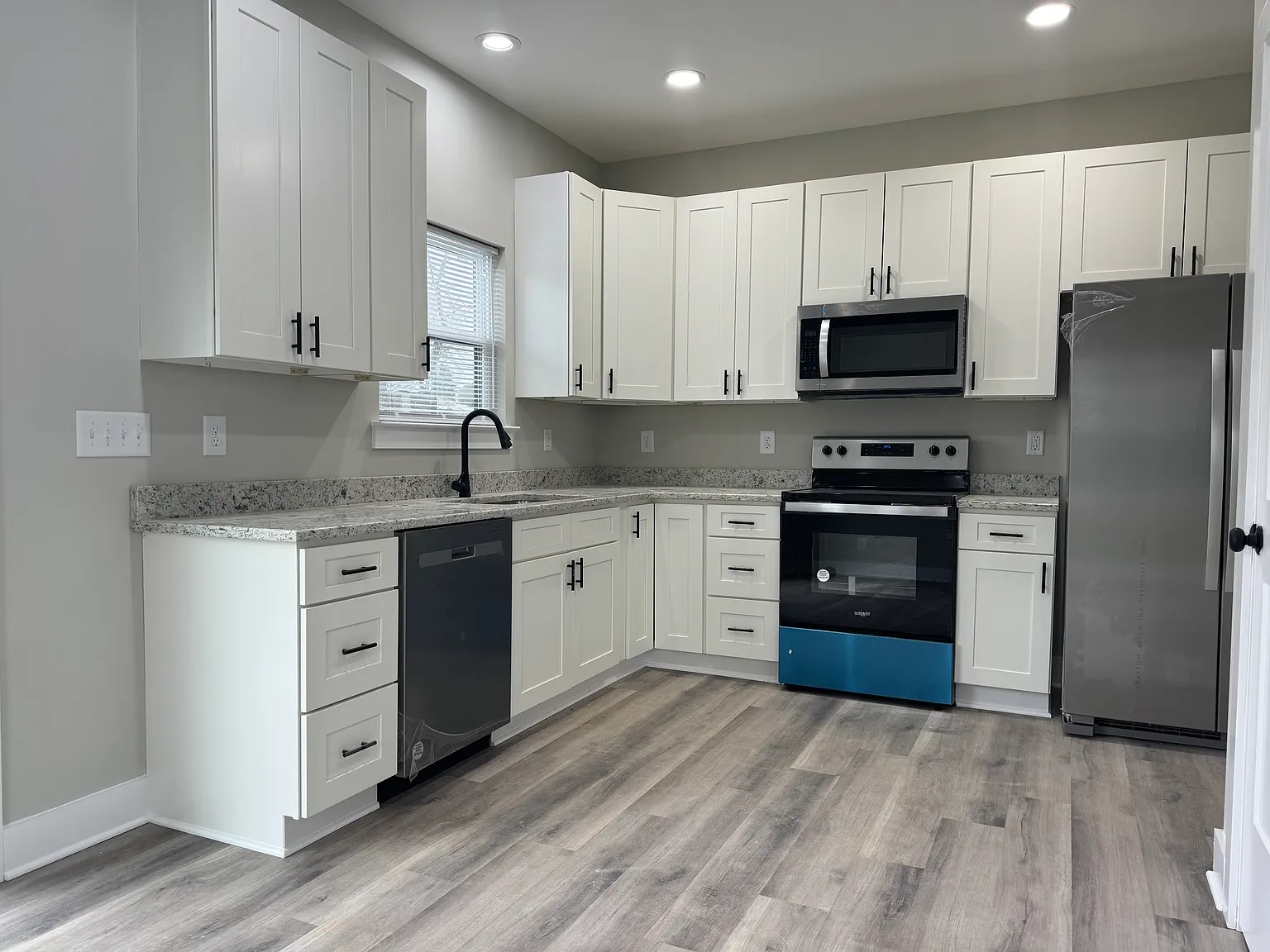 4 bed, 2.5 bath, 1957 sqft, $2,050 — Photo 3