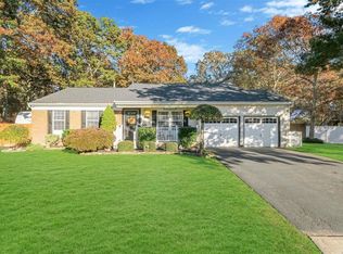 29 Chardonnay Dr, Coram, NY 11727