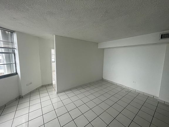 3rd image of 905 Brickell Bay Dr APT 825
