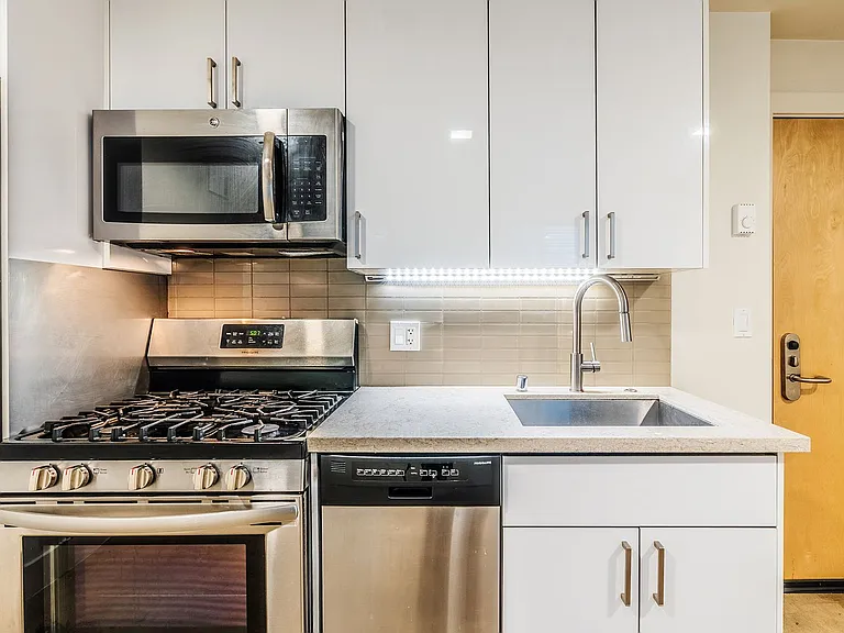 423 Terry Apartment — Photo 23