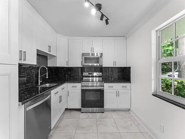 4240 Oaks Ter — Photo 5