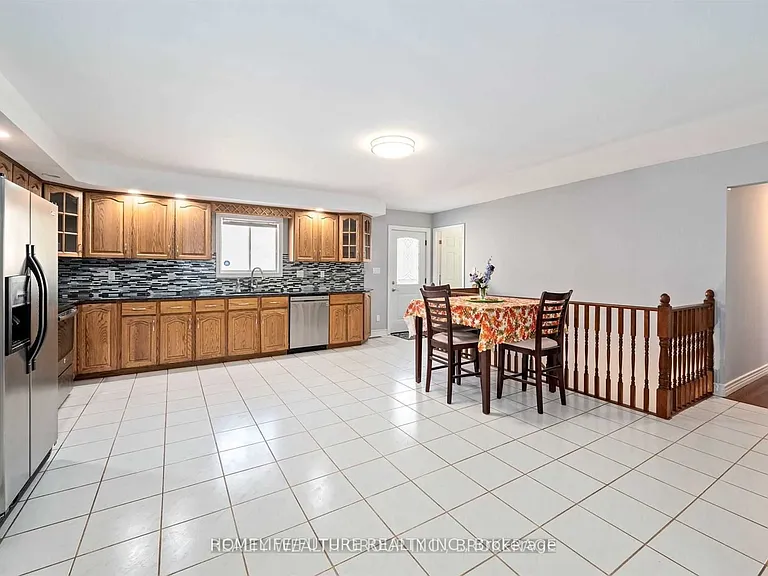 154 Sanders St — Photo 5