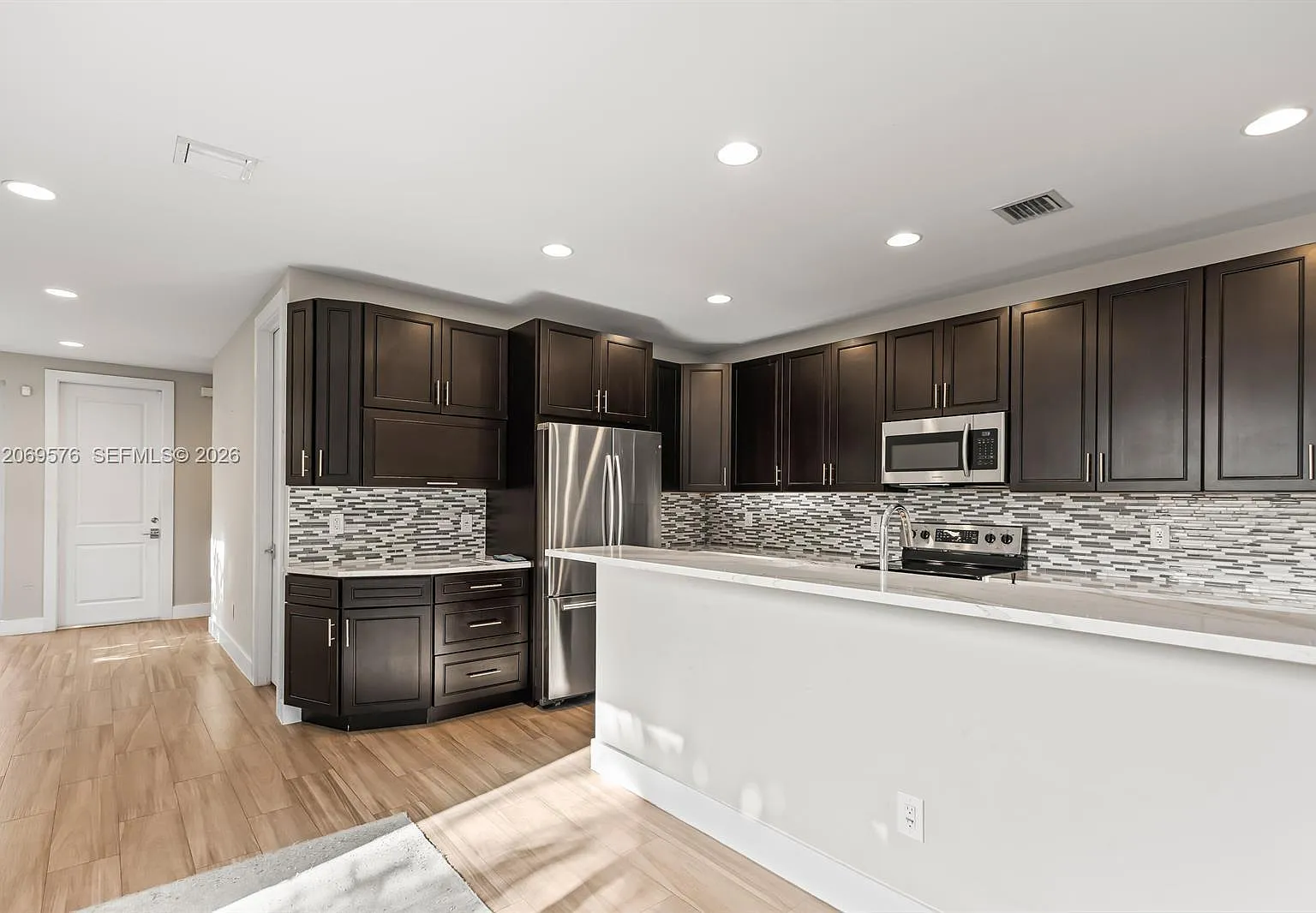 3 bed, 2.5 bath, 2538 sqft, $5,499 — Photo 3